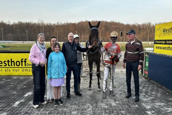 Foto © GelsenTrabPark – PIPA MASSIVE zeigte eine beeindruckende Leistung. Im Einlauf auf freier Bahn eingesetzt, entwickelte die Stute einen unwiderstehlichen Speed und überrannte die Konkurrenz noch deutlich. Foto © GelsenTrabPark – PIPA MASSIVE zeigte eine beeindruckende Leistung. Im Einlauf auf freier Bahn eingesetzt, entwickelte die Stute einen unwiderstehlichen Speed und überrannte die Konkurrenz noch deutlich.
